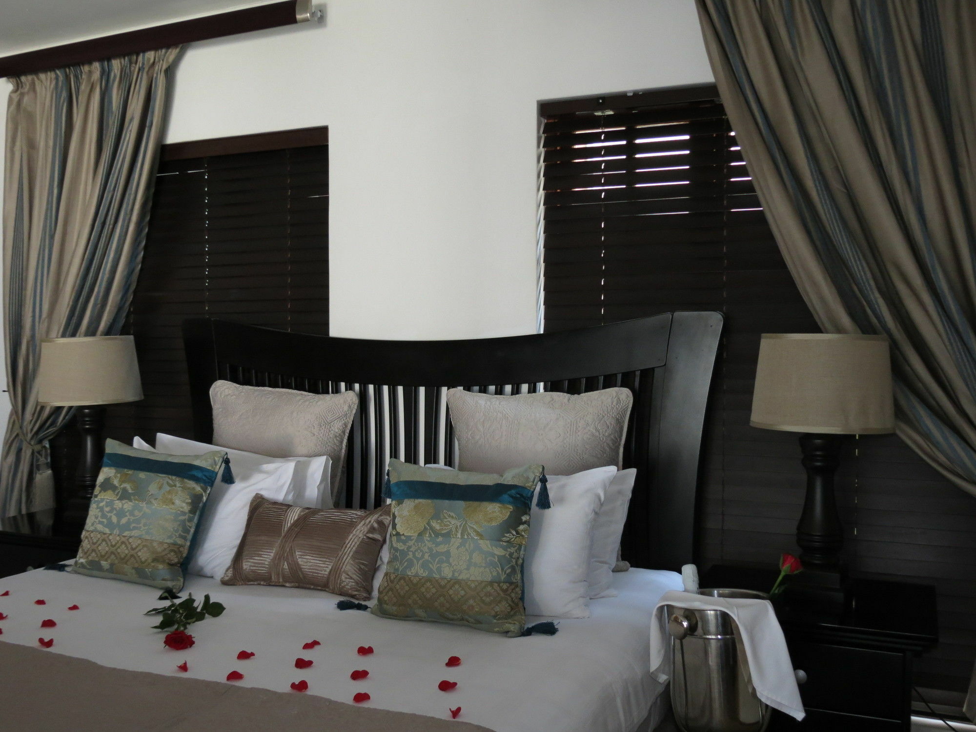 Galagos Lodge Hartbeespoort Bagian luar foto